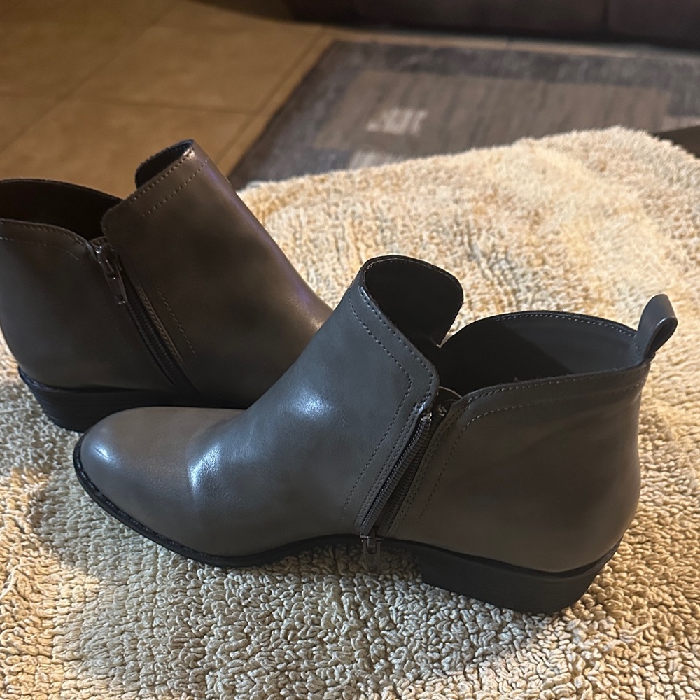AMERICAN RAY Elegant Gray Ankle Boots - Picture 4 of 9
